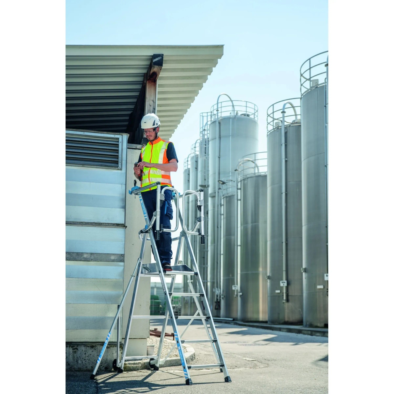 Zarges Teleskop-Plattformleiter ZAP SAFEMASTER MAX S mit 5 Stufen, fahrbar und höhenverstellbar.