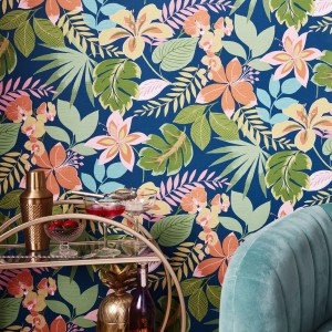 Mehrfarbige Envy Vliestapete So Exotic Night mit tropischem Blumenmuster.