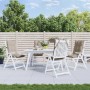 Vier taupe Hochlehner-Auflagen aus Oxford-Gewebe auf weißen Gartenstühlen. Komfortable Sitzkissen für Terrasse & Outdoor-Möbel.