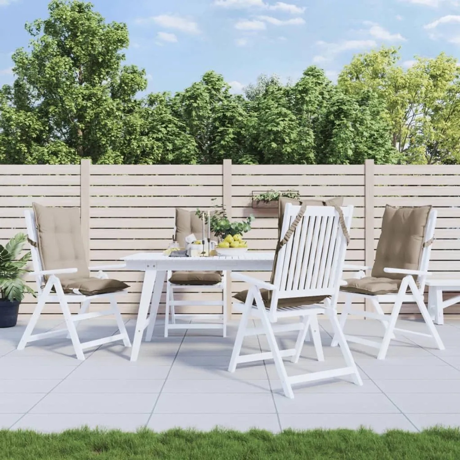 Vier taupe Hochlehner-Auflagen aus Oxford-Gewebe auf weißen Gartenstühlen. Komfortable Sitzkissen für Terrasse & Outdoor-Möbel.