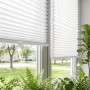 Helles, weißes Klemmfix Plissee Faltrollo am Fenster, verspannt. Bietet blickdichten Sicht- und Sonnenschutz ohne Bohren.