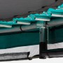 Detailaufnahme: Federn und Rahmen des grünen Salta Trampolin Comfort Edition Ground.