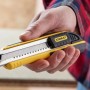 Stanley Cuttermesser FatMax 18mm in Schwarz-Gelb in Hand, Messer für präzise Schnitte.