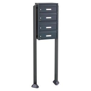 Freistehender Burg Wächter Briefkasten für 4 Parteien in Anthrazit mit Namensschild.