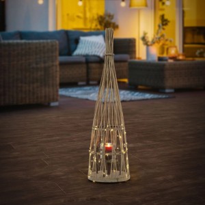 Holzfarbene Bambus Laterne (H 91cm) im Boho Stil mit LED-Lichterkette und Kerzenglas für gemütliche Lichtstimmung.
