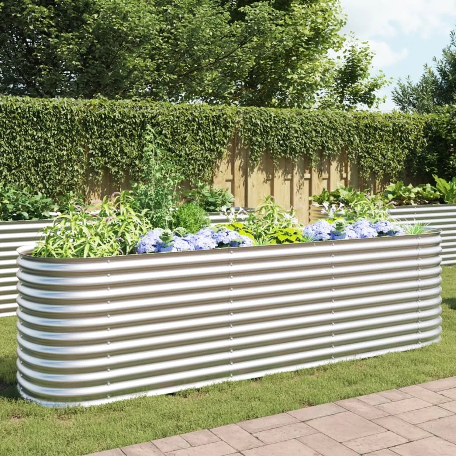 furnicato Garten-Hochbeet aus verzinktem Stahl, silbern, bepflanzt mit Blumen und Kräutern.