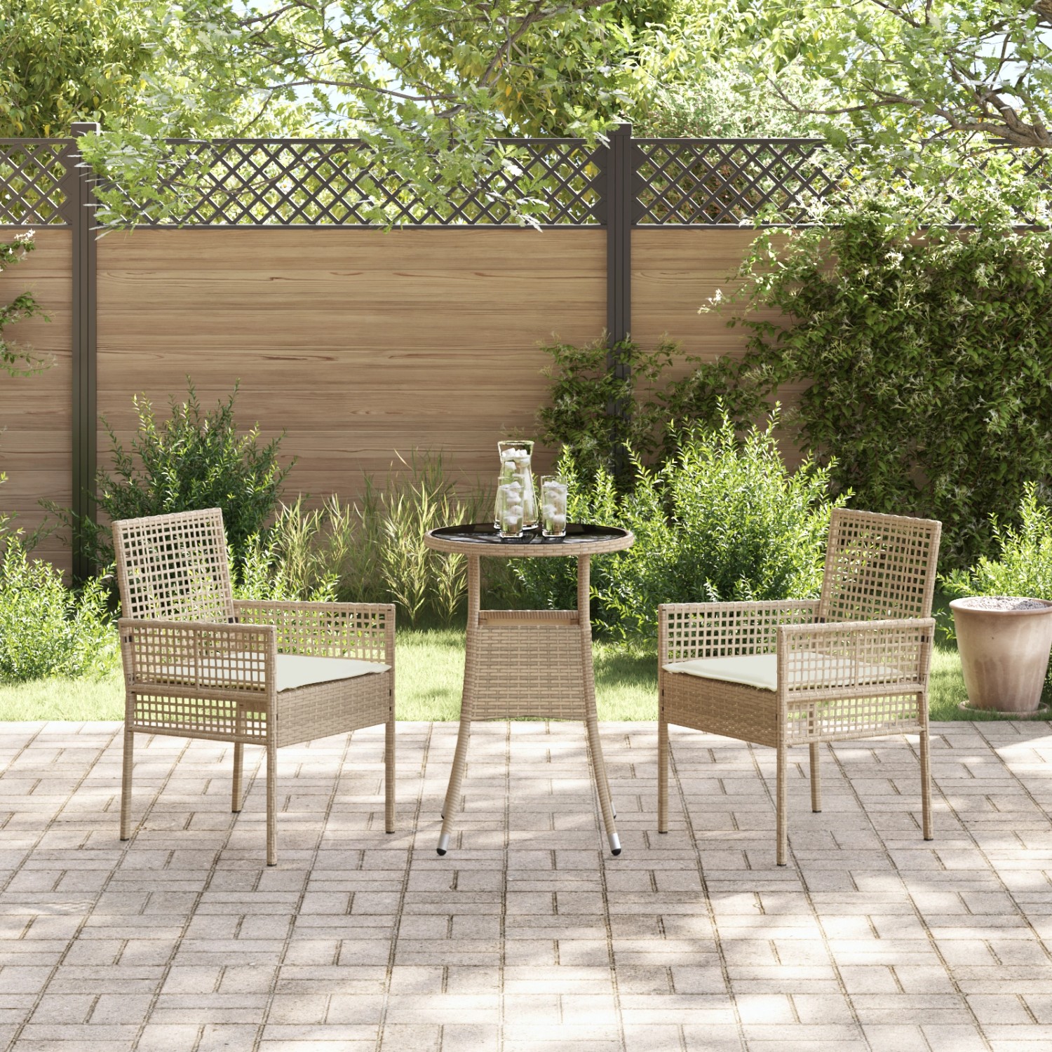 Beige 3-tlg. Garten Essgruppe aus Poly Rattan mit Tisch und zwei Stühlen.