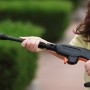 Yard Force Hochdruckreiniger EW U11B: Sprühpistole in Aktion, ideal für die Reinigung im Garten.