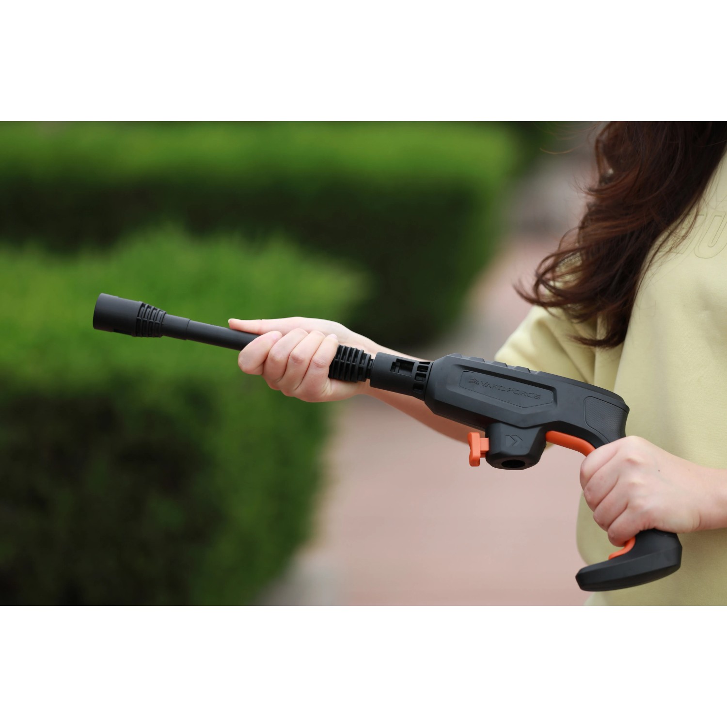 Yard Force Hochdruckreiniger EW U11B: Sprühpistole in Aktion, ideal für die Reinigung im Garten.