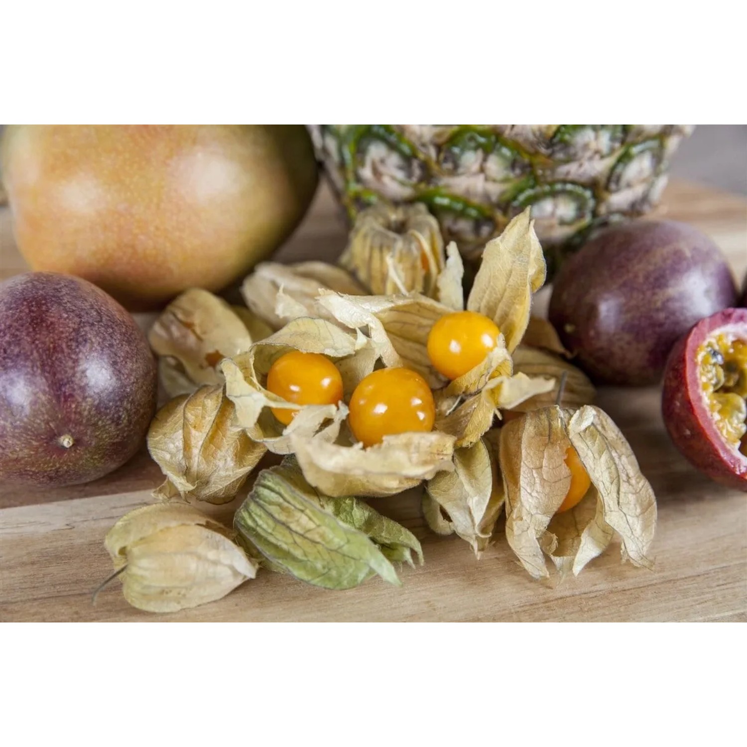 Frische Andenbeeren (Physalis Peruviana) mit Hülle und Früchten auf einem Tisch.