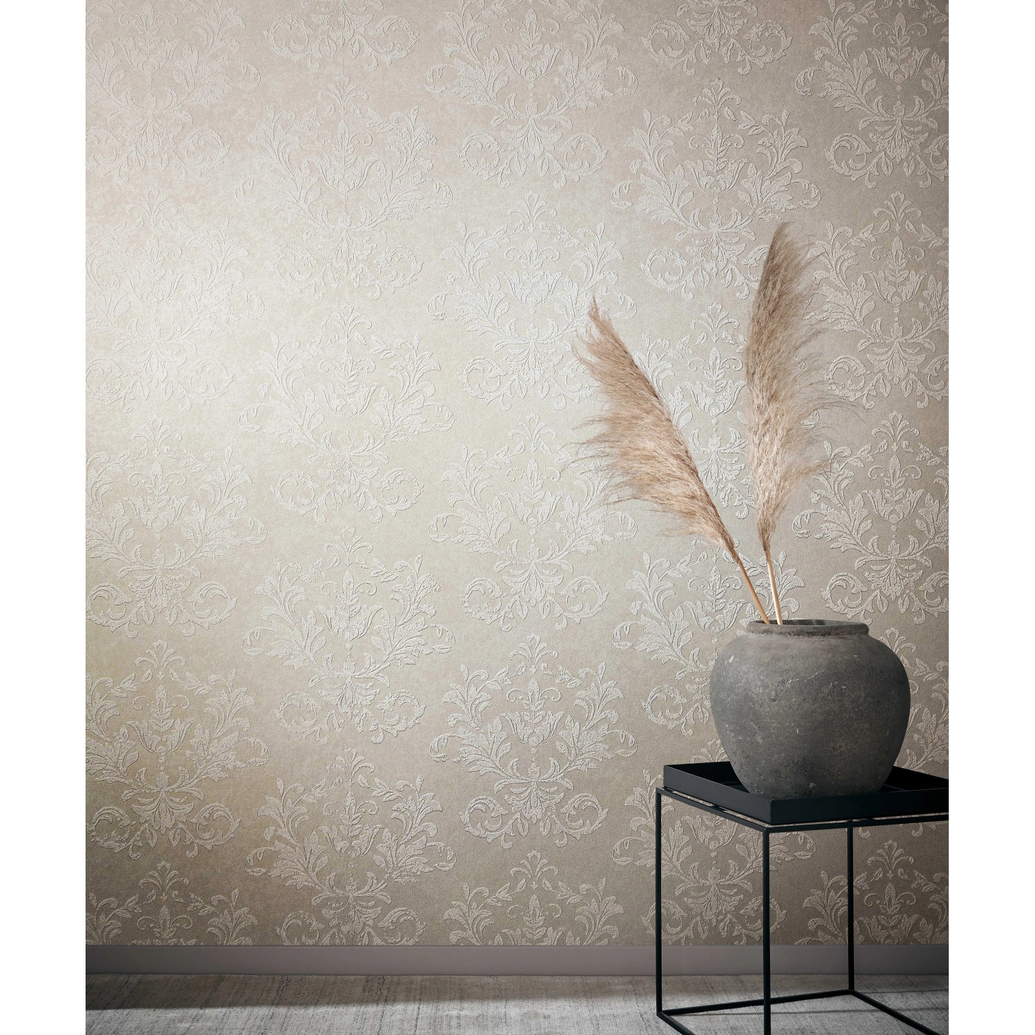 Beige-weiße Marburg Vliestapete Habitat mit Ornament-Muster an einer Wand.