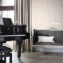 Beige Vliestapete mit Blätter-Motiv von Origin Wallcoverings im eleganten Wohnzimmer.