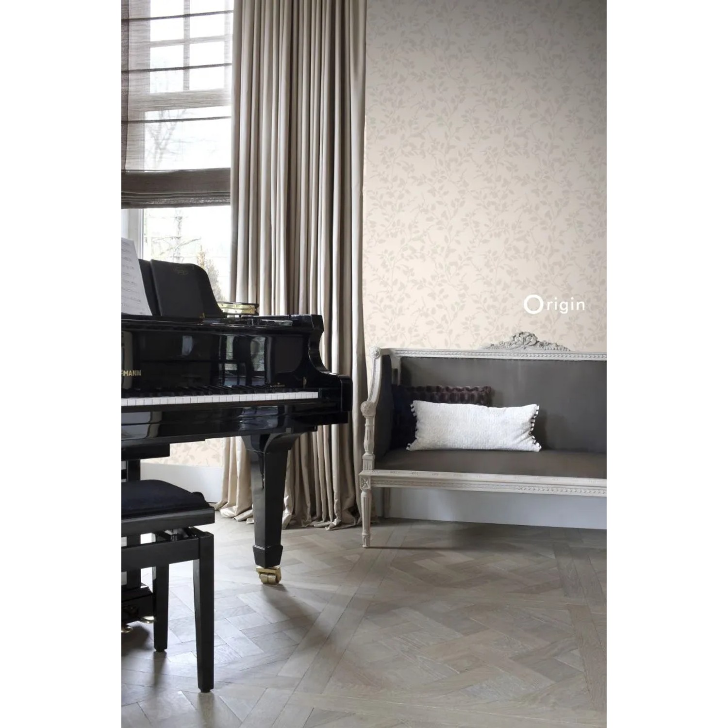 Beige Vliestapete mit Blätter-Motiv von Origin Wallcoverings im eleganten Wohnzimmer.