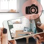 Hände halten Smartphone mit AR-Vorschau der beigen Unterwasserwelt-Vliestapete im Kinderzimmer. Dekorative Tapete.