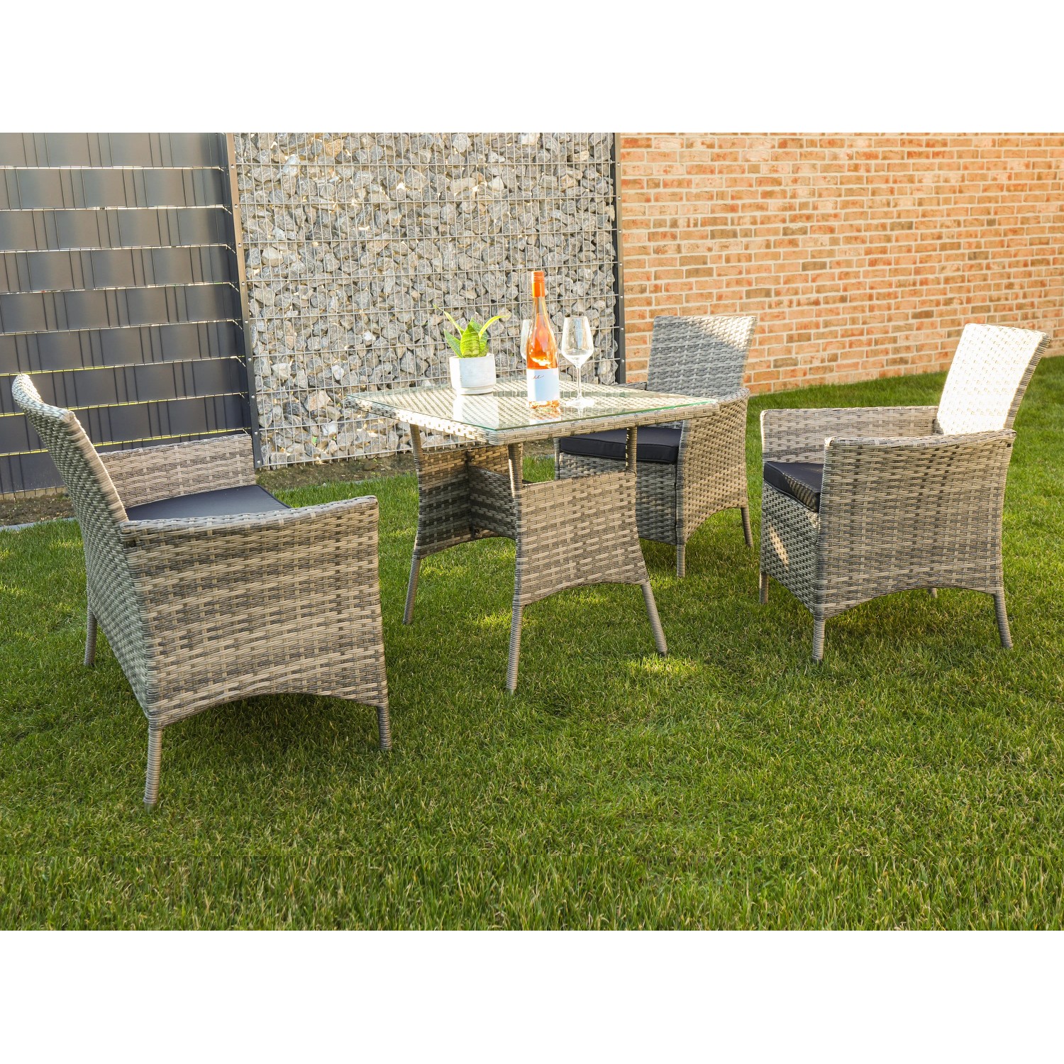 4-teiliges Acamp Lounge-Set Nina aus grau-meliertem FlexMesh-Geflecht mit Tisch, Sofa und Sesseln.