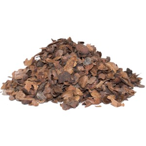 Haufen Floragard Universal Kakaoschalen als Mulchmaterial für den Garten.