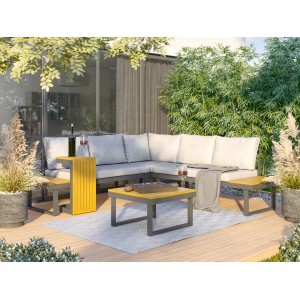 Lounge-Gartenmöbel: Grauer Akazienholz-Alu Lounge-Tisch Lipson mit Ecklounge und Deko im Garten.
