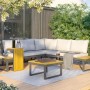 Lounge-Gartenmöbel: Grauer Akazienholz-Alu Lounge-Tisch Lipson mit Ecklounge und Deko im Garten.