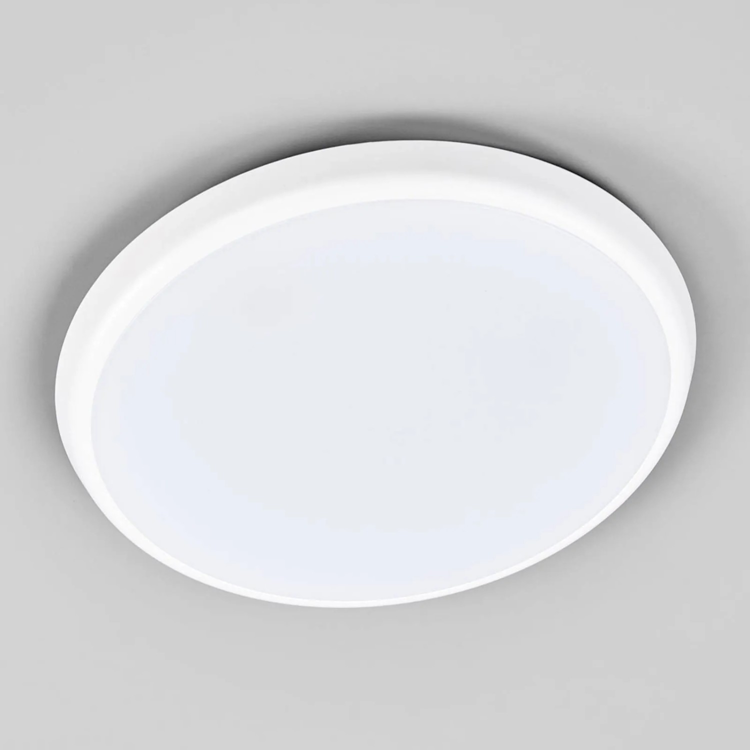 Weiße, runde Arcchio LED Deckenleuchte Augustin für Bad, 30cm Durchmesser.