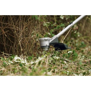 Bosch Akku-Freischneider AdvancedBrushCut 36V im Einsatz beim Trimmen von Gras und Gestrüpp.