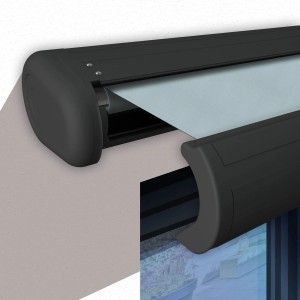 Elektrische Kassettenmarkise in Anthrazit mit hellblauem Tuch, teilweise ausgefahren.