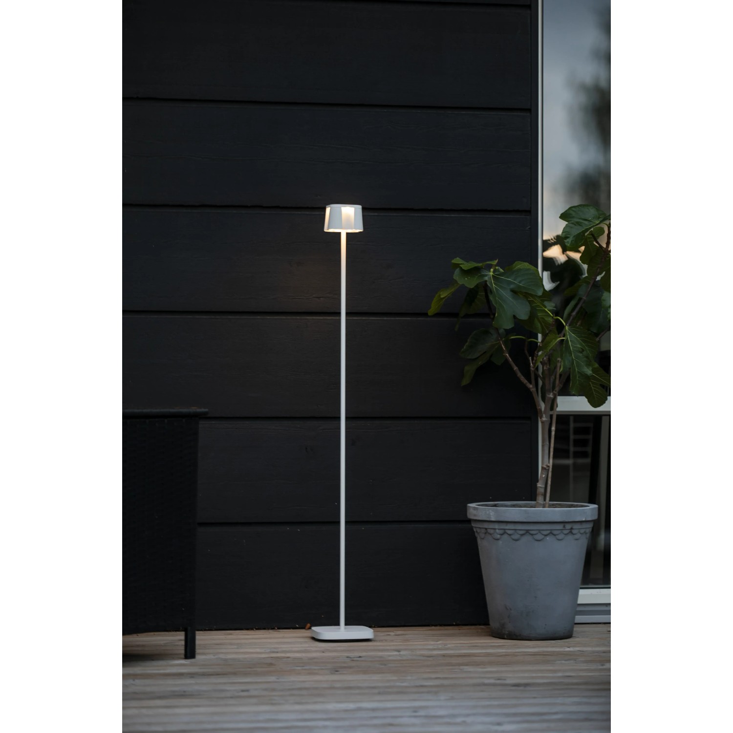 Weiße Konstsmide LED Stehleuchte Nice, 120cm, für den Außenbereich. Dekorative Außenleuchte mit USB.