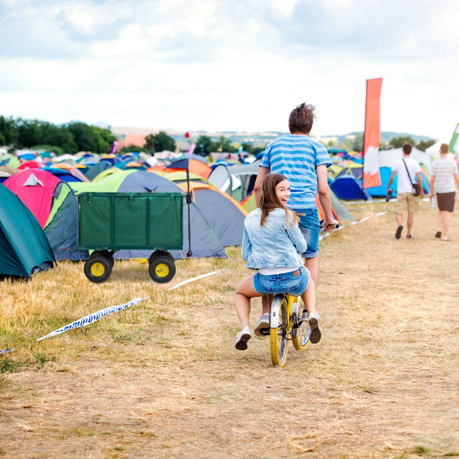 Dunkelgrüner Relaxdays Gartenwagen aus Stahl mit gelben Rädern auf einem Campingplatz. Ideal für Camping & Zubehör.