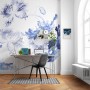 Komar Vliestapete Blue Silhouettes im Arbeitszimmer mit blauen Blumenmotiven.
