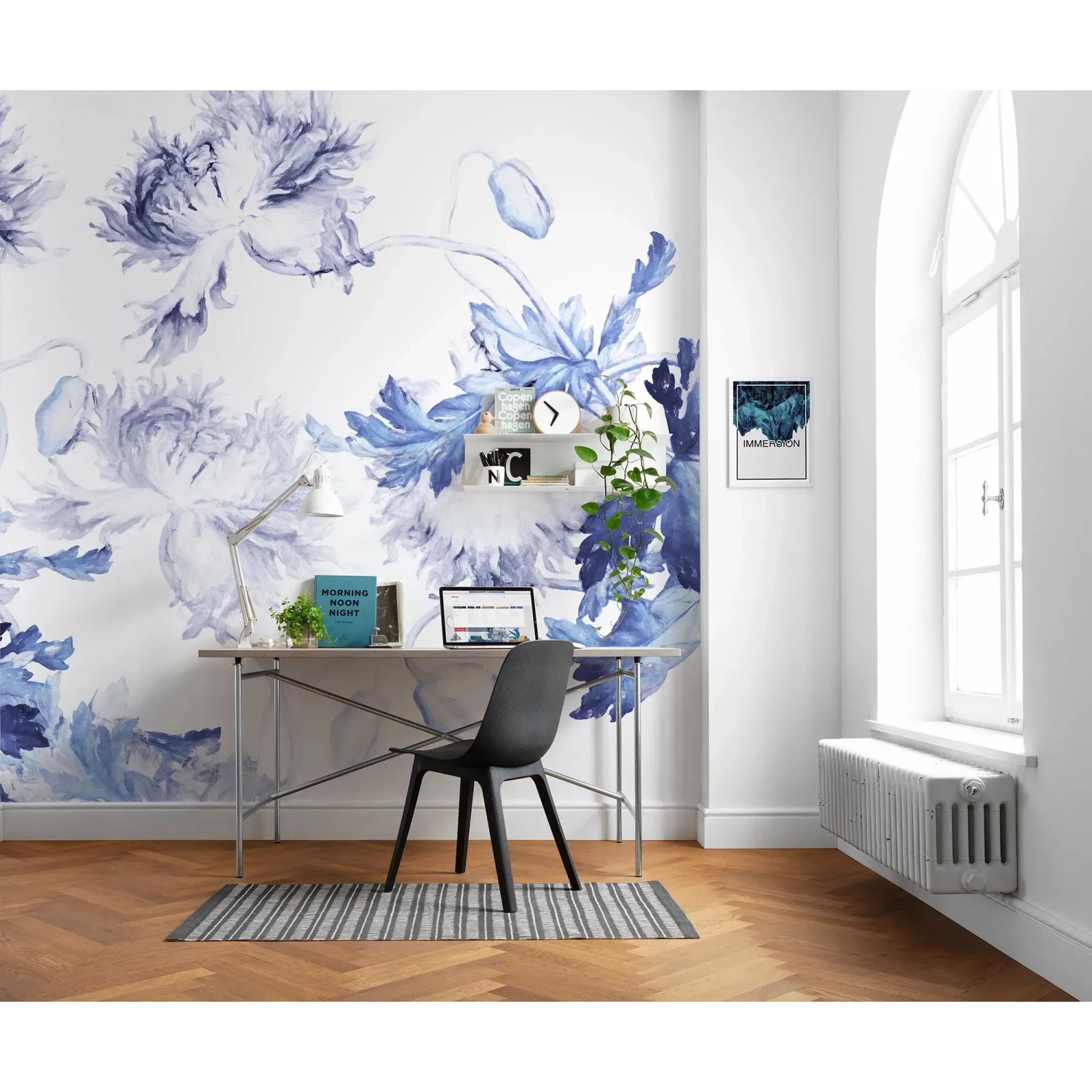 Komar Vliestapete Blue Silhouettes im Arbeitszimmer mit blauen Blumenmotiven.