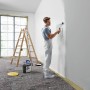 Mann streicht Wand mit Profidur Superweiß 800 Dispersionsfarbe. Leiter und Farbeimer im Raum.