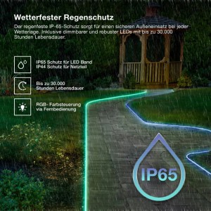 OSRAM RGB LED Streifen 15m leuchtet grün/blau auf nassem Gartenweg. IP65 Schutz für Außenbereich bei Regen.