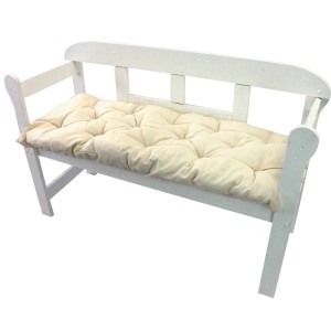 Ecrufarbene NYVI Bankauflage 110x45 cm mit Steppung auf einer Gartenbank.