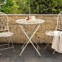 Cremeweißes Bistro Set STIFFE: Klappbarer Gartentisch mit zwei Stühlen für Balkon oder Terrasse.