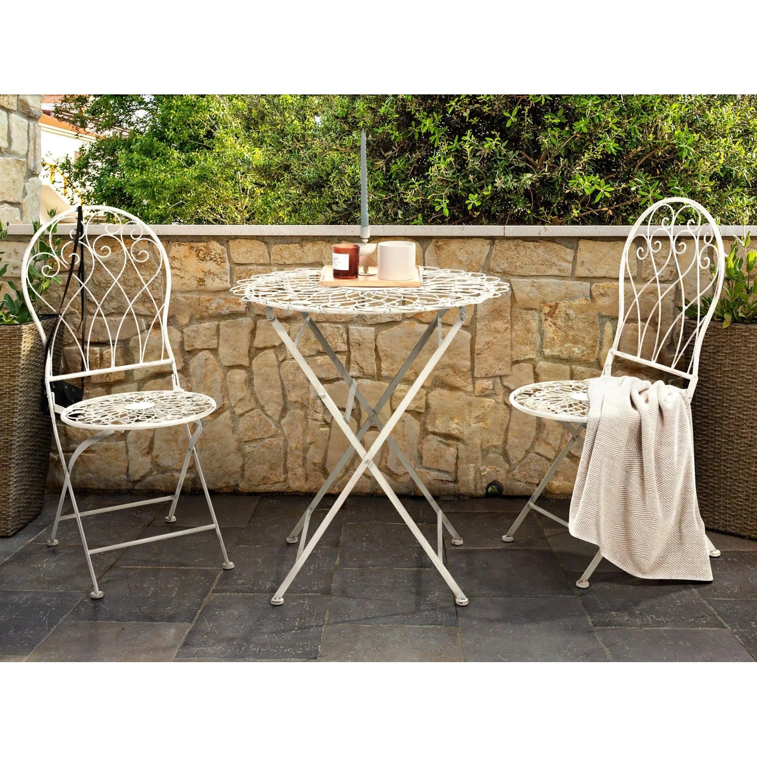 Cremeweißes Bistro Set STIFFE: Klappbarer Gartentisch mit zwei Stühlen für Balkon oder Terrasse.