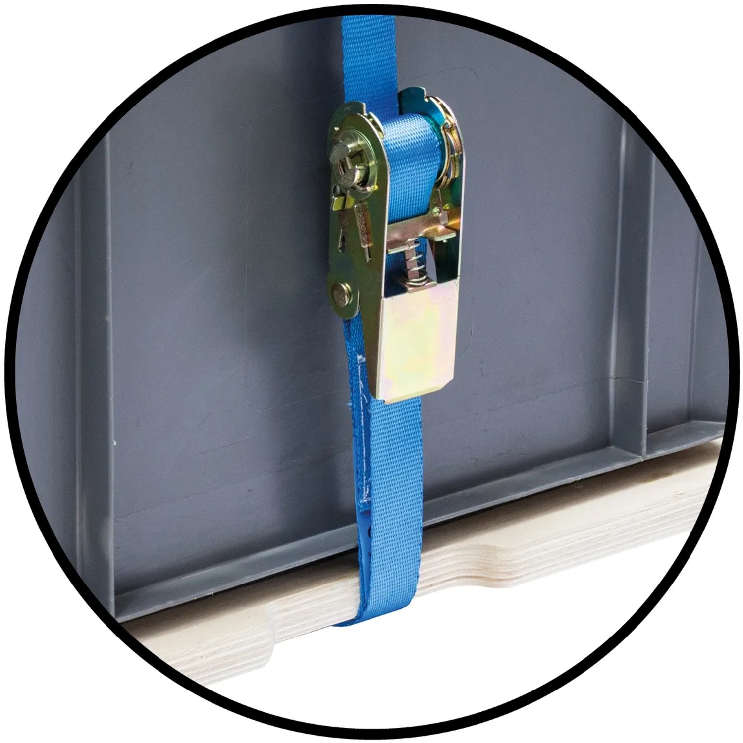 Detailaufnahme: Blaue Spanngurt-Befestigung an Wagner Transporthilfe. Sicherer Transport.