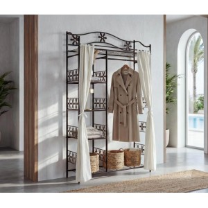 Schwarze Metall-Garderobe Genf mit floralen Dekoren, Kleiderstange, 6 Ablagen und beigem Vorhang in hellem Raum.