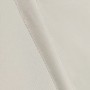 Detail des cremefarbenen Polyesterstoffs mit Naht für den faltbaren Balkonsichtschutz.