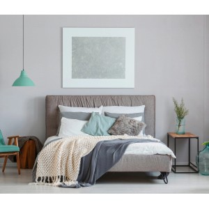 Schlafzimmer mit Erismann Vliestapete Novara Uni Weiß FSC® an der Wand.
