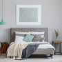 Schlafzimmer mit Erismann Vliestapete Novara Uni Weiß FSC® an der Wand.