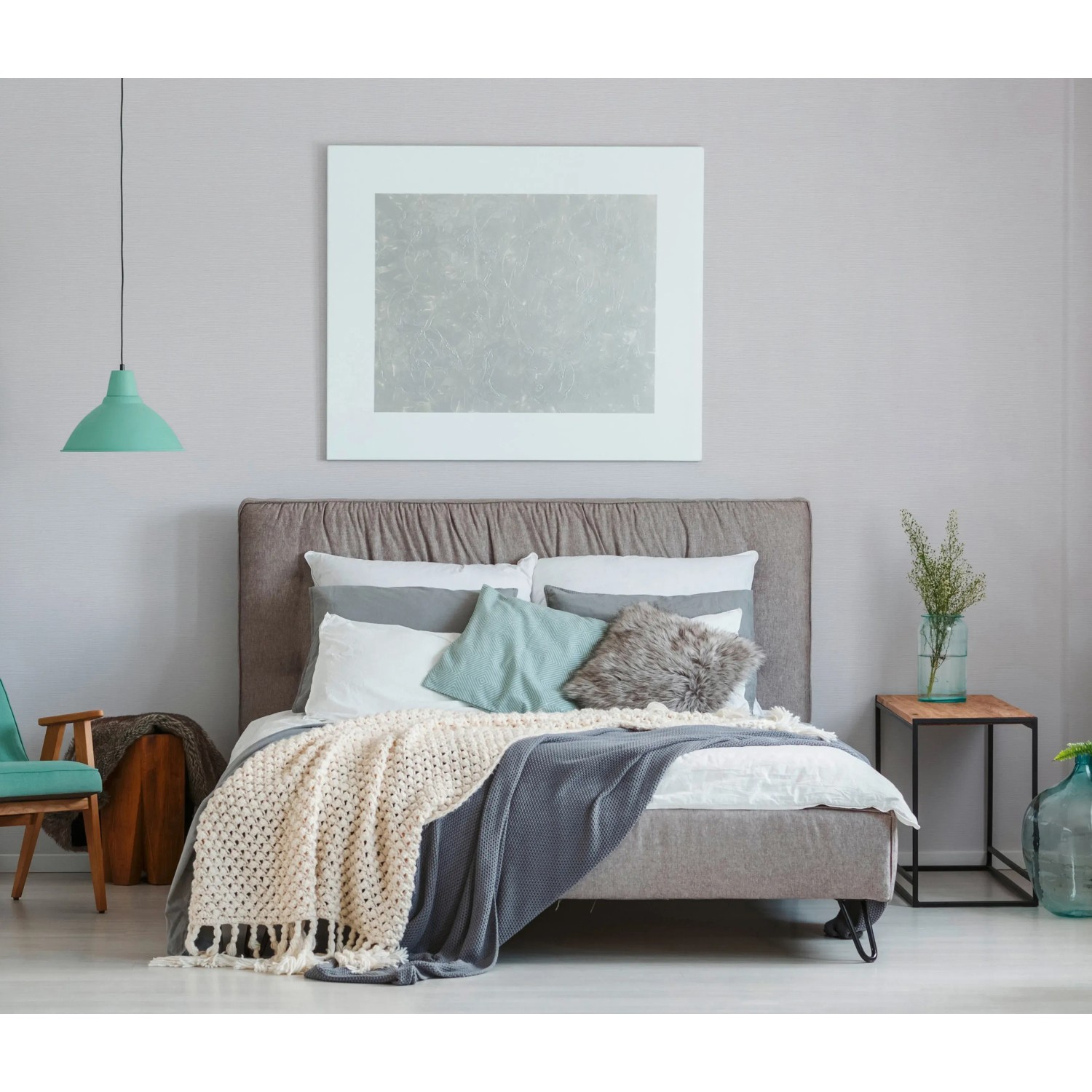 Schlafzimmer mit Erismann Vliestapete Novara Uni Weiß FSC® an der Wand.