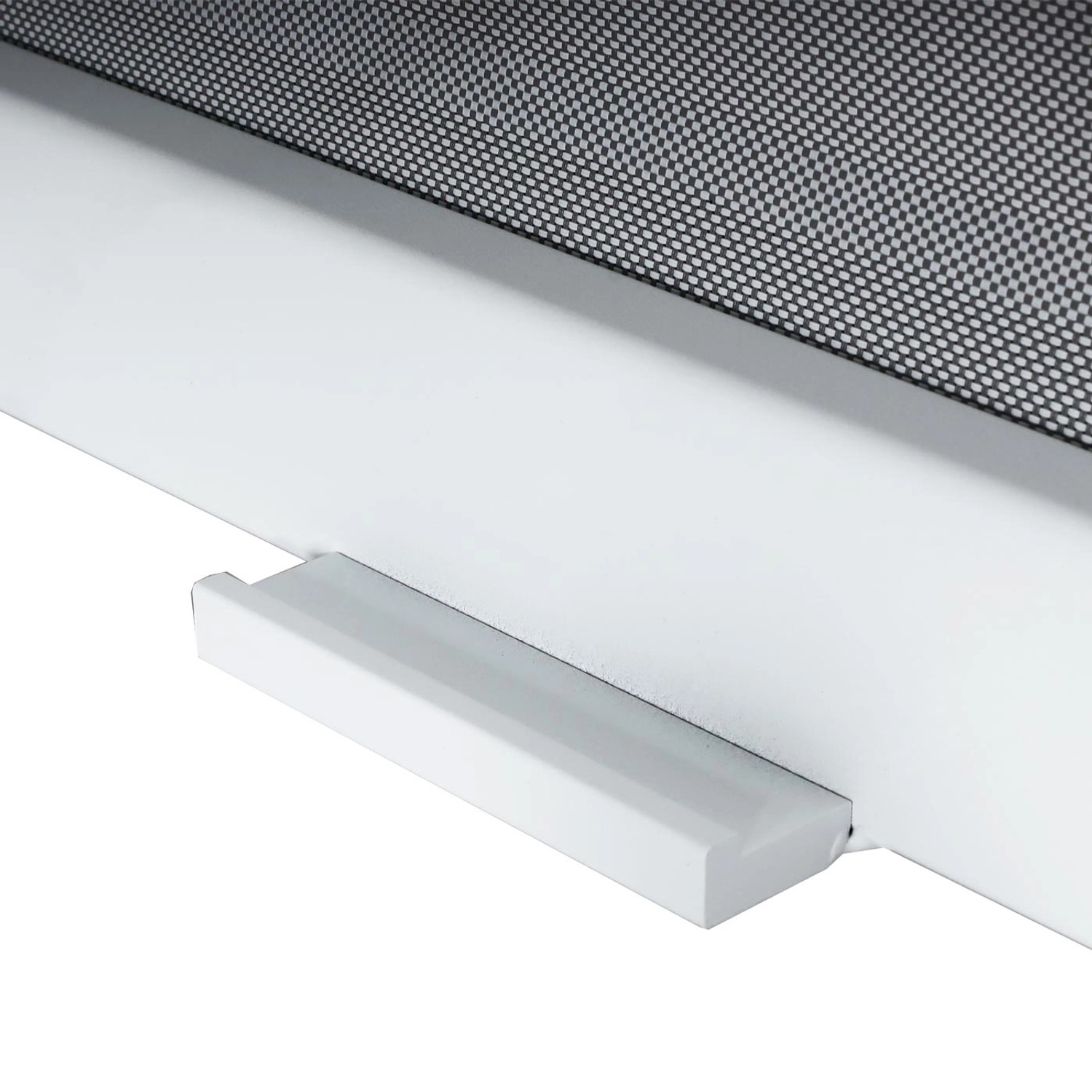 Detailaufnahme: Weiße Seitenwand der MCW Alu Pergola 3x6m mit Insektenschutz.