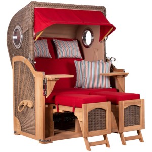 Strandkorb Rantum Teak mit grauem PE-Geflecht, roter Markise und gestreiften Kissen.
