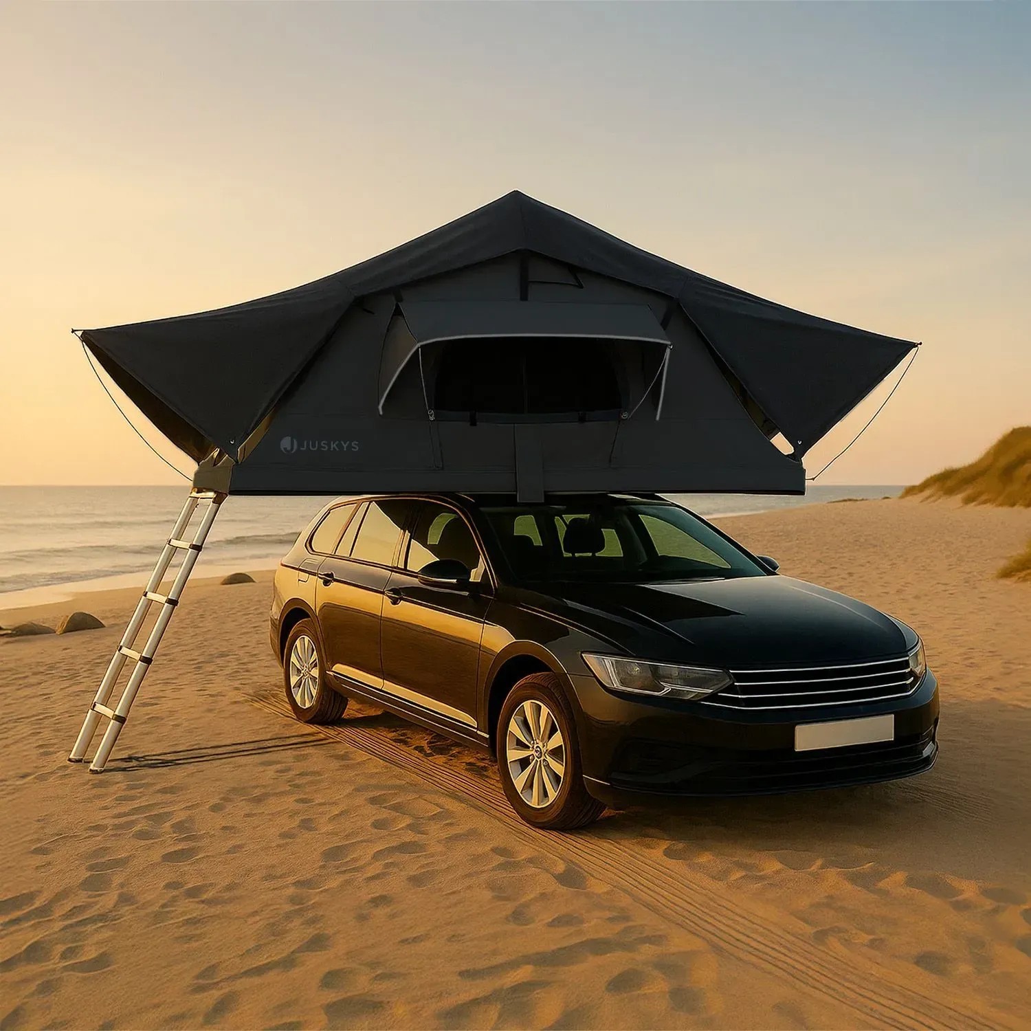 Schwarzes Juskys Autodachzelt Lago 140x240 cm auf Auto am Strand. Camping Zubehör.