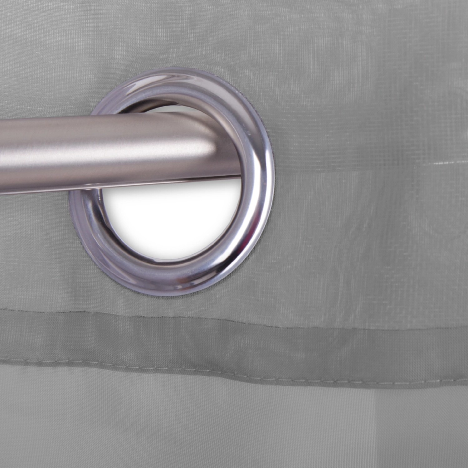 Grauer, transparenter Ösenschal Noella 140x175 cm mit Gardinenstange. Fenstervorhang für Wohnzimmer und Schlafzimmer.