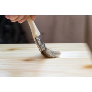 Auftragen von Contura Klarlack (750ml) auf eine Holzoberfläche mit einem Pinsel. Lebensmittelechter Holzlack.