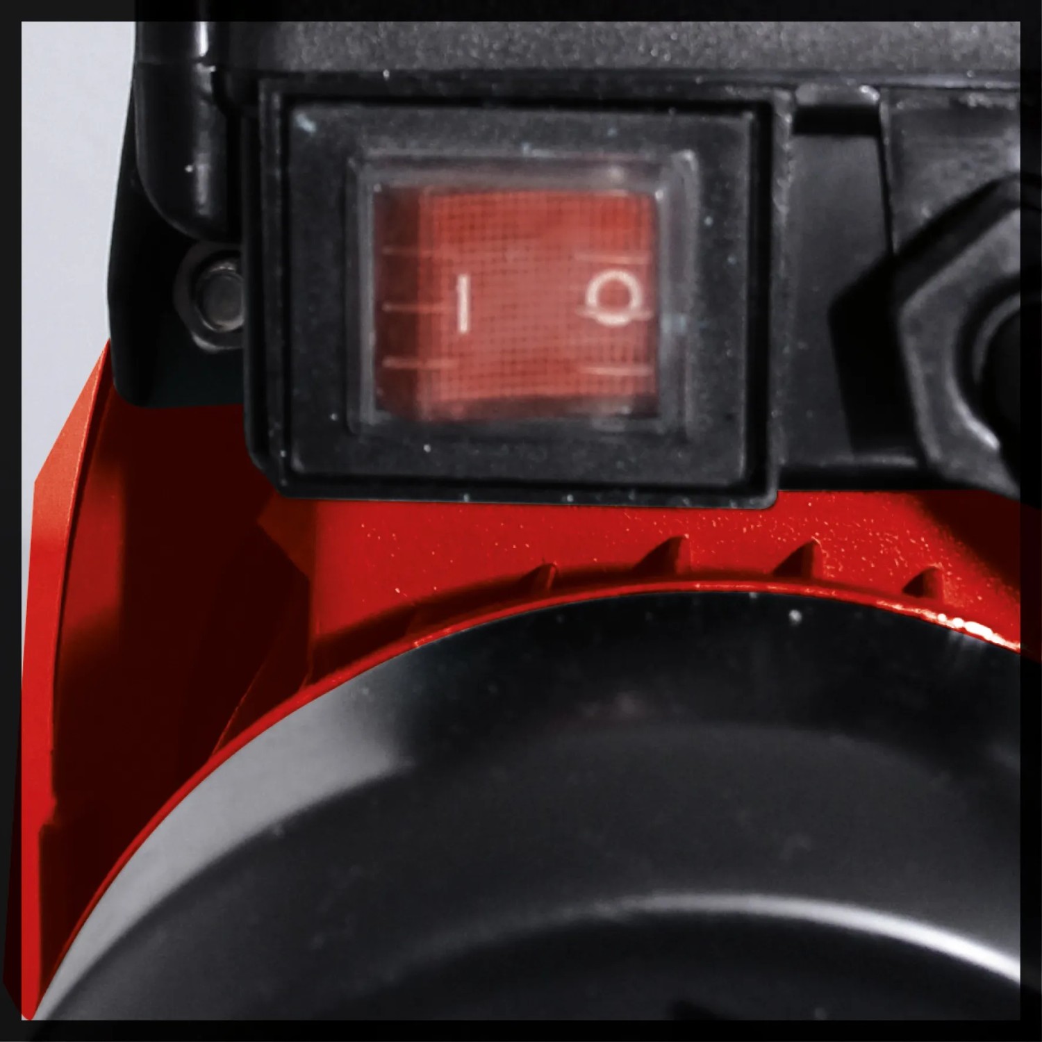 Detailaufnahme: Ein/Aus-Schalter der Einhell Gartenpumpe GC-GP 6538.