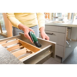 Bosch Ixo Winkel-Aufsatz im Einsatz beim Schrauben in einer Schublade.