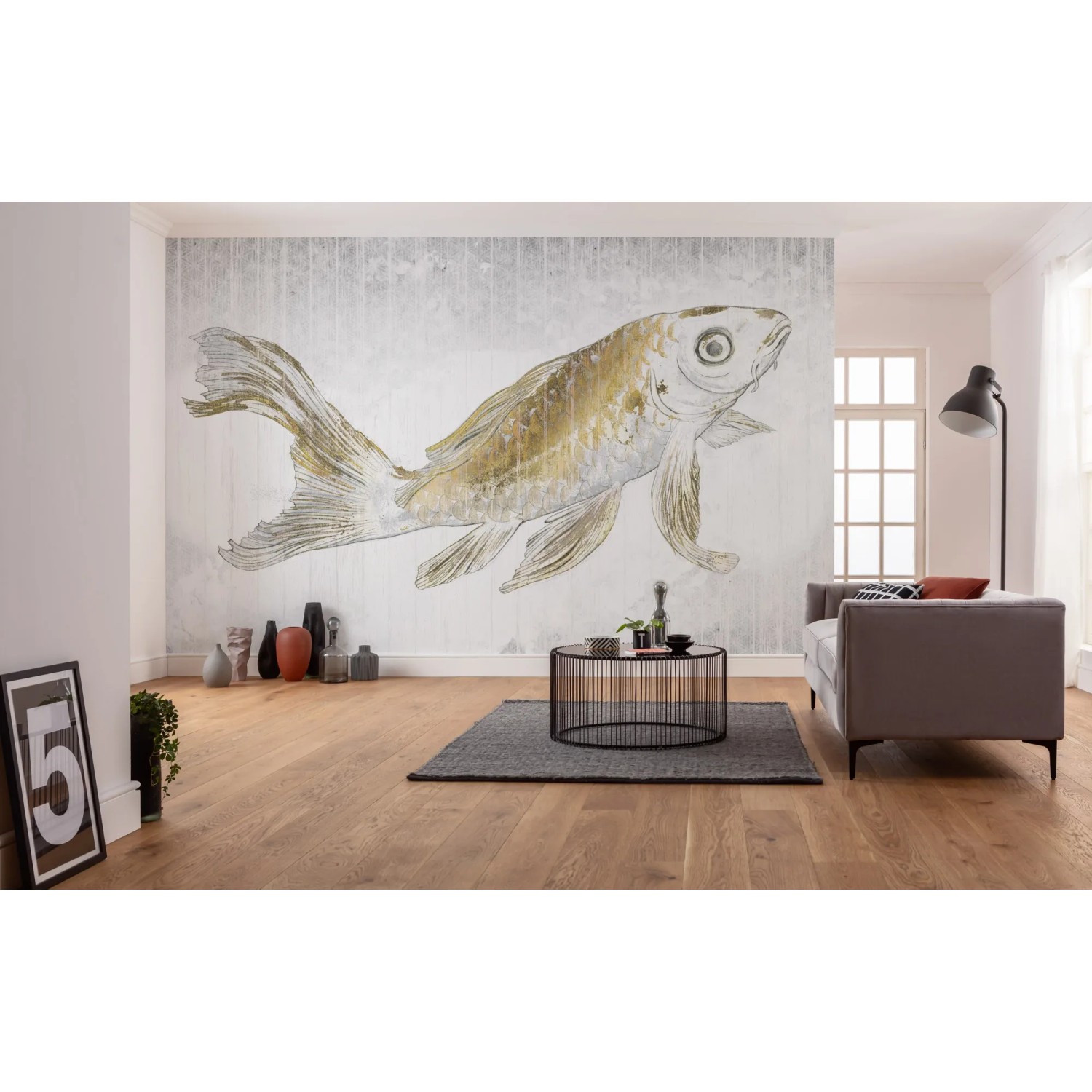 Komar Vlies Fototapete Golden Koi (400x280 cm) im Wohnzimmer.