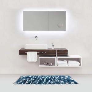 Blauer Wenko Badteppich Urdu 60x90 cm im modernen Badezimmer.