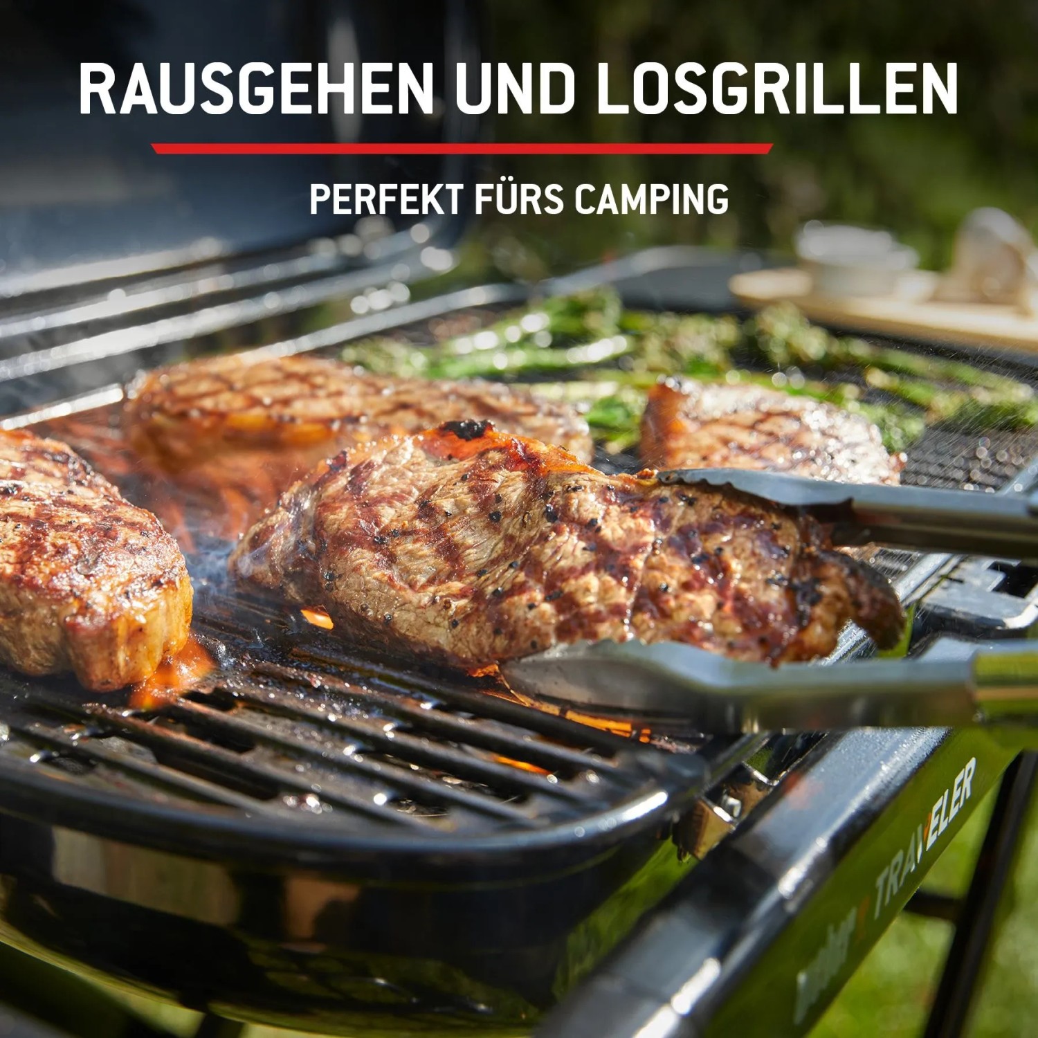 Weber Traveler Camping-Gasgrill: Steaks und Spargel auf dem Grillrost. Perfekt für unterwegs.